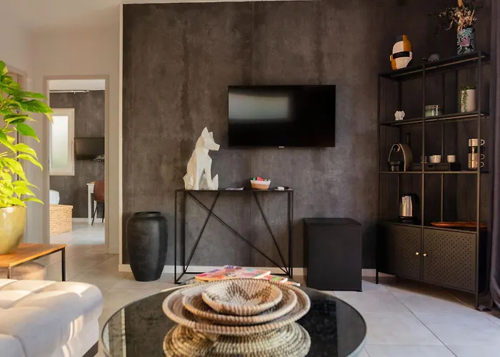 Bella Vista Hotel, & Maisons